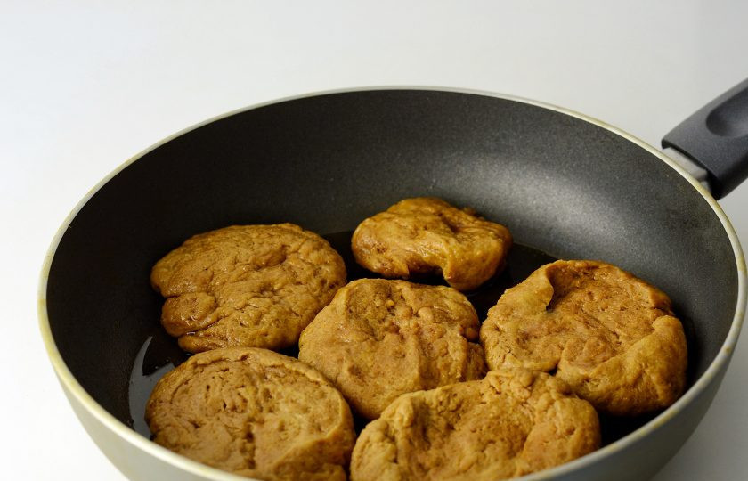 1. Этап. Вегетарианское мясо: Обжарьте на сковороде до золотистой корочки.