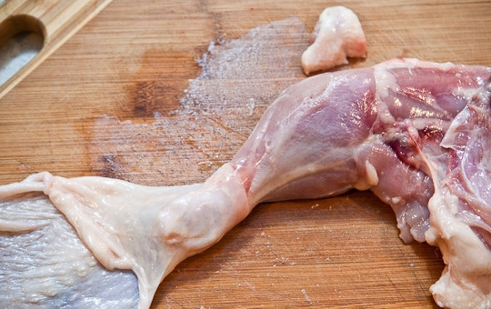 1. Этап. Фаршированные куриные окорочка с грибами: 1. Вымойте окорочка и высушите бумажным полотенцем. Аккуратно снимите с ножки кожу до основания сустава, стараясь не повредить ее.