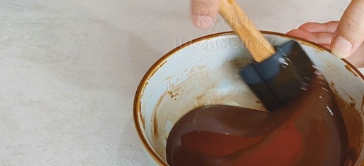 1. Этап. Шоколадный торт с вишней и сметанным кремом: Для глазури в миске смешать шоколад и сливочное масло, подогреть на водяной бане или в микроволновке короткими импульсами по 20-30 сек. до растворения шоколада