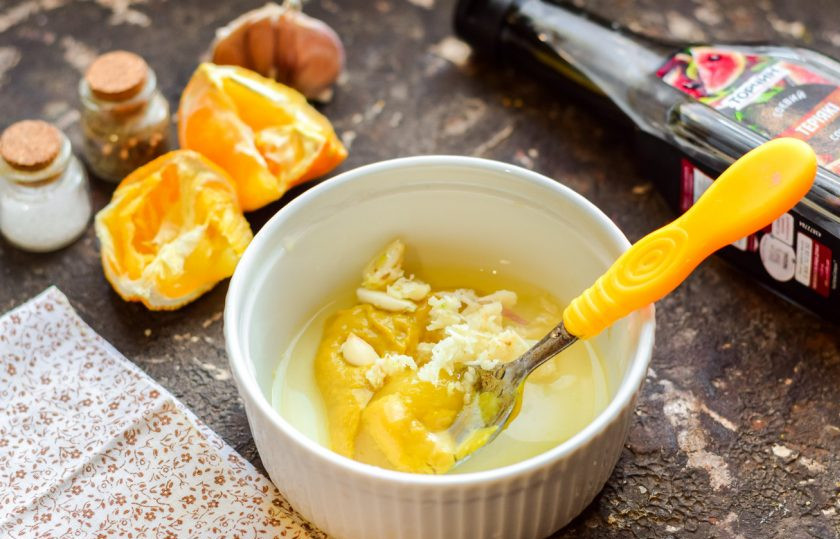 1. Этап. Маринад для свиных ребрышек: Чеснок очистите и пропустите на прессе или натрите на мелкой терке, добавьте чеснок в миску с маринадом.