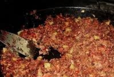 1. Этап. Подливка из тушенки: 6. Затем добавляем к мясу разведенную томатную пасту, соль и специи, перемешиваем. Накрываем сковороду крышкой, уменьшаем огонь. Тушим 7 минут.