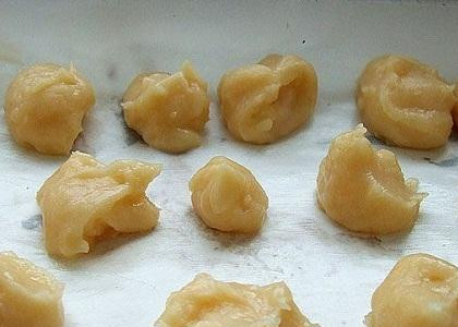 1. Этап. Заварное печенье в шоколаде: 4. На противень постелите пергамент и с помощью кондитерского мешка или десертной ложки выложите шарики теста.