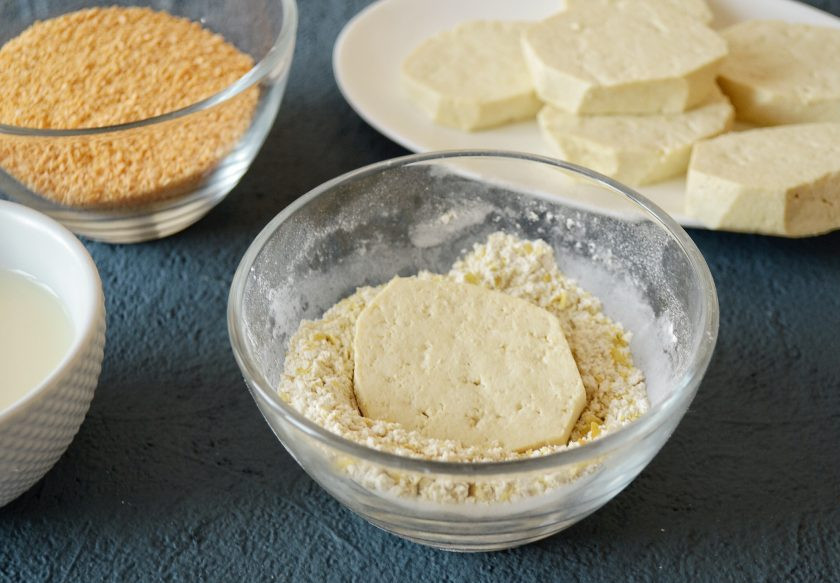 1. Этап. Соевые наггетсы: Обваляйте каждый ломтик тофу в мучной смеси, затем окуните в соевое молоко.