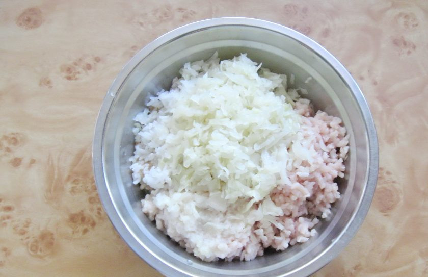 1. Этап. Фаршированный перец с курицей и капустой: Капусту мелко нарежьте, сварите, охладите и добавьте в фарш.