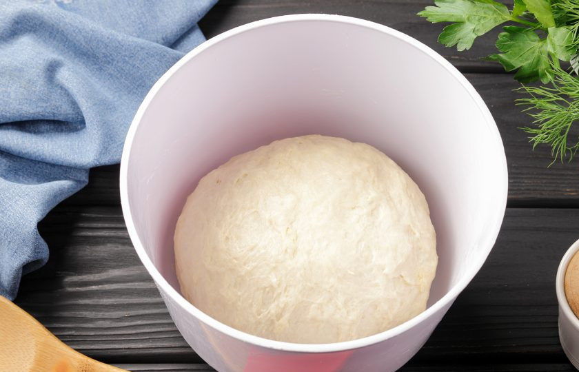 1. Этап. Беляши из дрожжевого теста в духовке: Замесите эластичное и мягкое тесто. Соберите в шар, накройте миску полотенцем и поставьте в тёплое место на 1-1,5 часа.