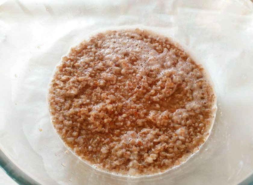 1. Этап. Гречневые зразы: Воду доведите до кипения и залейте ею хлопья, посолите и перемешайте, оставьте на 5-7 минут для набухания.