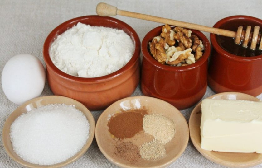 1. Этап. Пряники с грецкими орехами: Подготовим ингредиенты для пряничного теста.