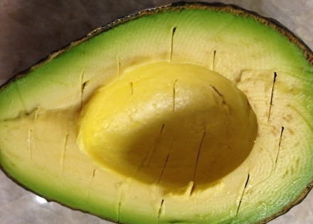 1. Этап. Авокадо с сыром: 2. Сам по себе вкус авокадо весьма нейтральный, поэтому его нужно дополнить специями или соусом. Чтобы он лучше пропитался, на мякоти нужно сделать неглубокие надрезы. В данном случае в рецепт приготовления авокадо с сыром не используются специи, однако при желании их можно добавить, в том числе и сушеные травы.