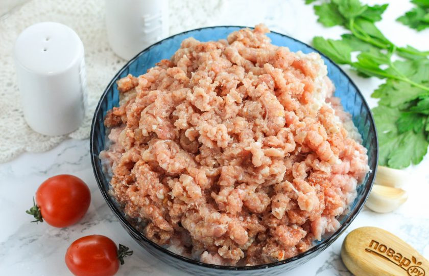1. Этап. Домашняя варено-копченая колбаса: Влейте красочную жидкость в мясную массу и перемешайте. Пропустите мясо через мясорубку, установив насадку с мелкими ячейками.