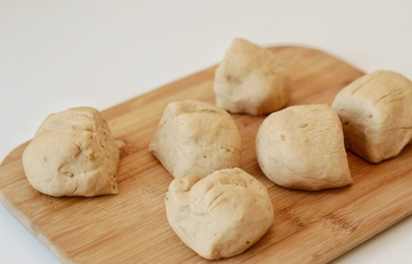 1. Этап. Гречневые булочки: Поднявшееся тесто обомните и разделите на желаемое количество частей.