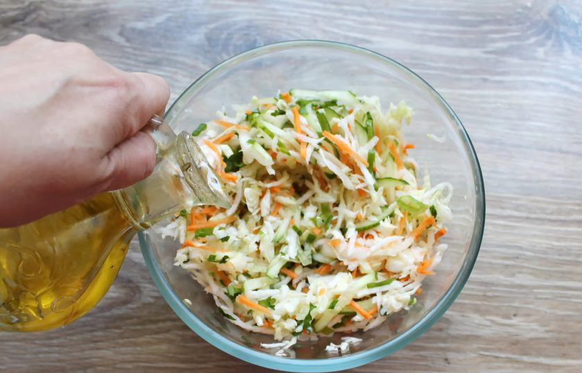 1. Этап. Салат с капустой и дайконом: В миску с салатом влейте растительное масло и перемешайте. Разложите по тарелкам и подавайте к столу.