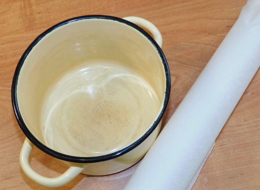 1. Этап. Бисквит в кастрюле: Выложите дно кастрюли бумагой для выпечки и смажьте дно и бока растительным маслом.