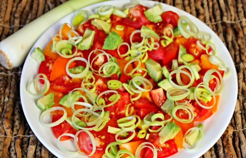 1. Этап. Салат из помидоров с авокадо, кукурузой и луком-пореем: Посыпаем овощи тонко нарезанным луком-пореем.