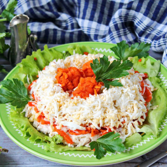 Салат с курицей, яблоком и морковью