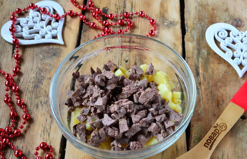 1. Этап. Новогодний салат в Год Собаки: Таким же кубиком нарежьте половину отваренной куриной печени. Вторую половину оставим для украшения.