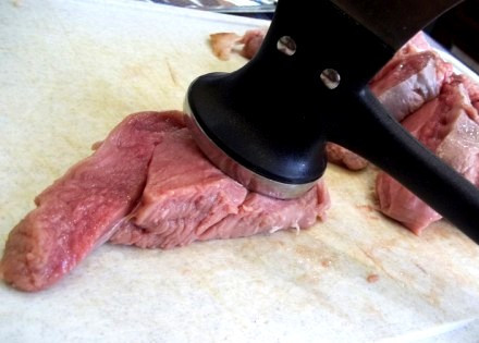 1. Этап. Отбивные из телятины в духовке: Телятину промываем под проточной водой и тщательно высушиваем при помощи бумажных полотенец. Нарезаем мясо на порционные кусочки шириной в 1,5 см и отбиваем их хорошенько.