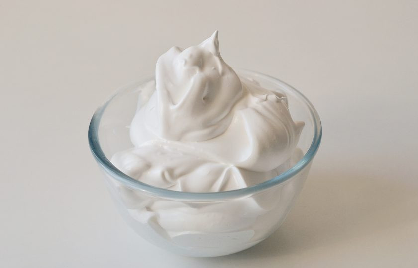 1. Этап. Бисквит на аквафабе: Не прекращая взбивать добавьте сахар и ванилин. Взбейте до устойчивых пиков.