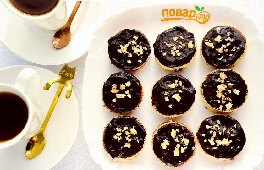 1. Этап. Ишльское пирожное (Ischler Törtchen): Верхний кружок пирожного покройте глазурью, присыпьте рублеными орешками (в идеале - фисташками). Приятного аппетита!