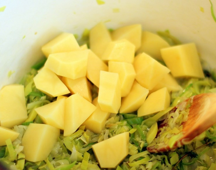 1. Этап. Суп из лука-порея: Затем в кастрюлю добавляем картофель, нарезанный небольшими кубиками.