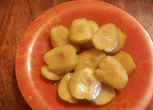 1. Этап. Айва в ванильном сиропе: Готовую айву перекладываем на тарелку, а сироп необходимо процедить.