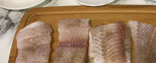 1. Этап. Рыба в сливочном соусе с цедрой: Рыбное филе посолите и поперчите с обеих сторон.