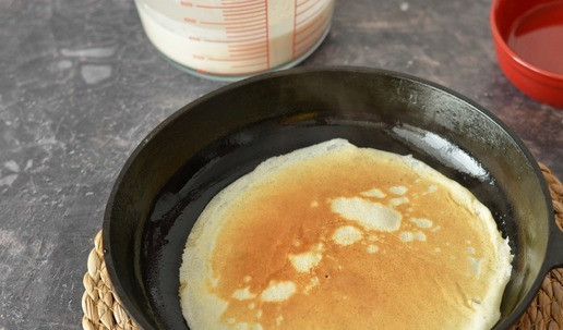 1. Этап. Блины на сливках: Аккуратно подденьте блин ножом или лопаточкой и переверните его. На второй стороне обычно достаточно выпекать блин около 1 минуты, но смотрите на цвет, как только вас устроит румянец, снимайте его со сковороды.