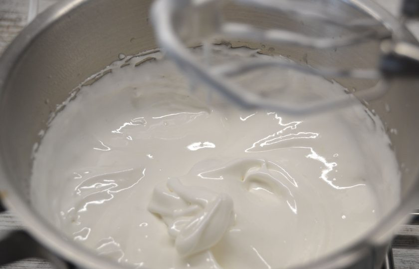 1. Этап. Капкейки с соленой карамелью: Взбейте белковую массу до стойких пиков.