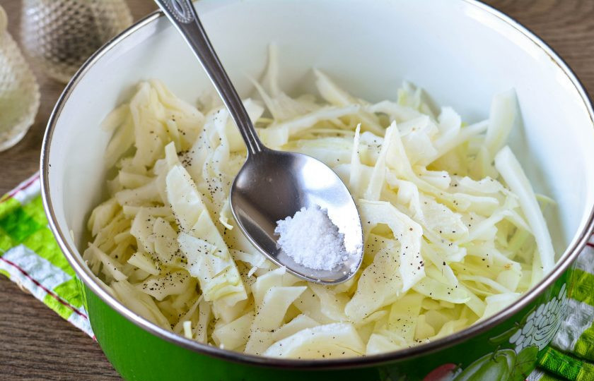 1. Этап. Капуста в пакете в духовке: Выложите капусту в глубокую емкость, перемешайте с солью.