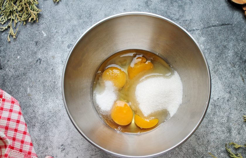 1. Этап. Яичный мусс: В глубокую чашу разбейте яйца, добавьте сахар и ванильный сахар.