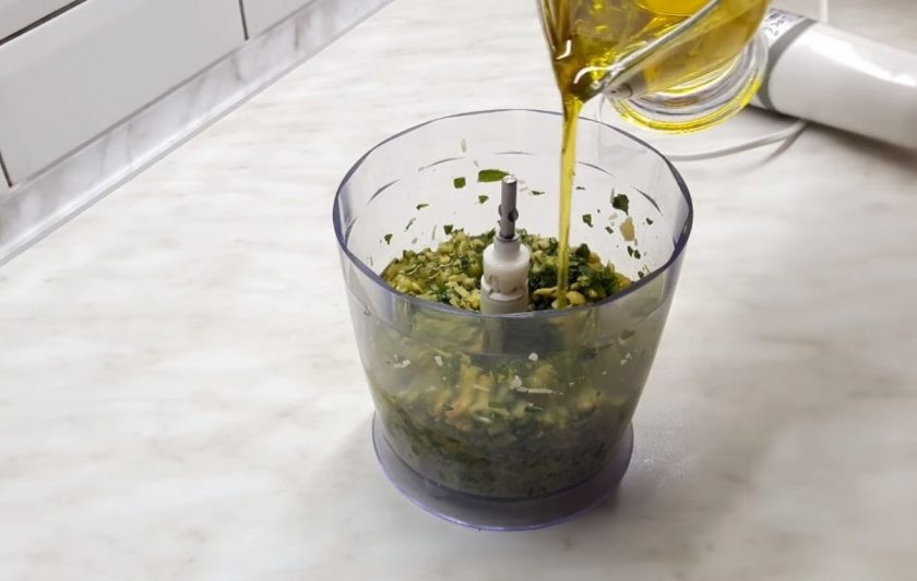 1. Этап. Домашний соус Песто: 3. Добавьте пармезан и посолите. С помощью блендера измельчите массу на небольшой скорости в течение 1-2 минут, затем добавьте 1/3 часть оливкового масла.