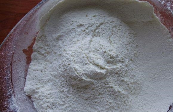 1. Этап. Маца в домашних условиях: 1. Для приготовления изделия муку предварительно просеиваю в миску, чтобы выпечка обогатилась кислородом и получилась более воздушной и легкой.