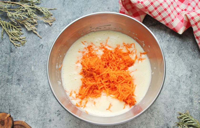 1. Этап. Морковно-гречневый кекс: Морковь натрите на мелкой терке, добавьте вместе с цедрой в яичную массу и аккуратно перемешайте.