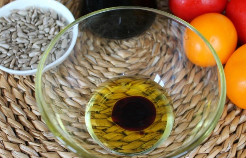 1. Этап. Салат с помидорами и горчицей: Начинаем с приготовления заправки. В пиалу наливаем оливковое масло и соевый соус.