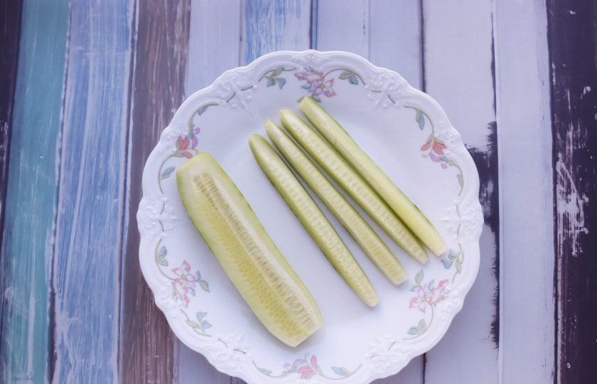 1. Этап. Кимбап: Огурец очистите от кожуры, удалите семена и нарежьте длинными полосками.