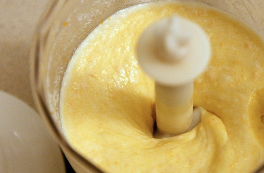 1. Этап. Бисквит с творожным кремом: Пока выпекается бисквит, приготовьте крем. Творог, цедру апельсина и сахарную пудру взбейте блендером до однородной массы.