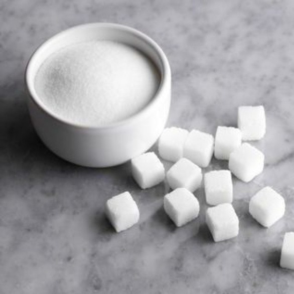 1. Этап. Манная каша с тыквой: Посолите и добавьте сахар.