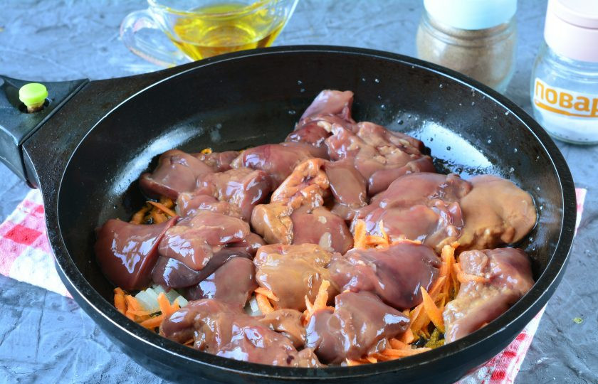 1. Этап. Перловка с куриной печенью: Затем добавьте в сковороду промытую и почищенную куриную печень. Печень нарежьте средними кусочками.