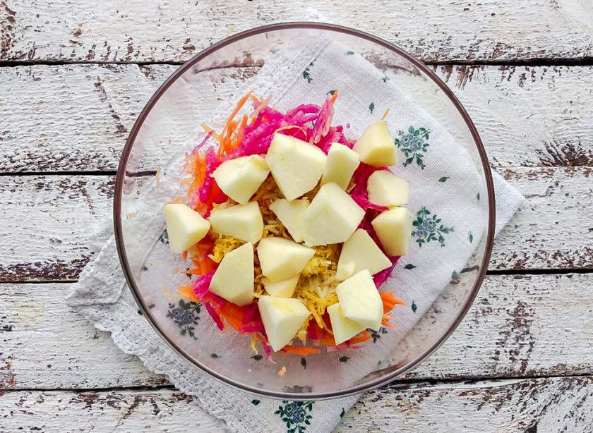 1. Этап. Редька с чесноком и морковью: Яблоко очистите от кожуры, удалите сердцевину, нарежьте кубиками и добавьте к остальным ингредиентам.