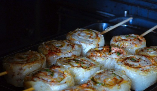 1. Этап. Шашлык-рулет: Жарить в духовке, 200 градусов - 25 минут, перевернув. На мангале можно готовить на решётке.