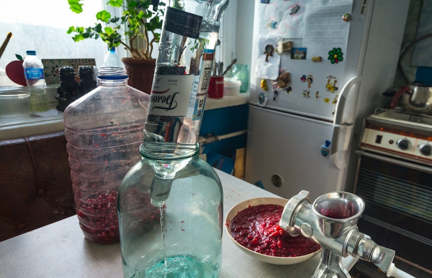 1. Этап. Брусничная настойка: 3. Выливаем водку в большой бутыль, остаток места заполняем брусничной смесью. Закрываем марлей, и отправим в подвал настояться месяц.