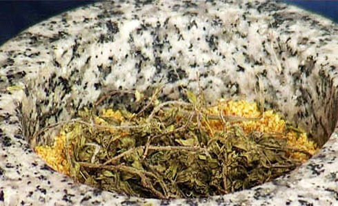 1. Этап. Маринад для цыпленка табака: Теперь добавляем чабрец и сумах.