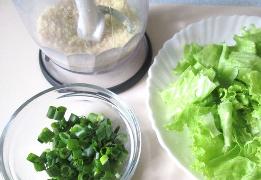 1. Этап. Салат с репой и сыром: Салат вымыть, обсушить и нарвать руками. Арахис измельчить. У меня орехи солёные и обжаренные, это придётся учесть при добавлении соли в салат, я не солила. Зелёный лук вымыть, обсушить и мелко нарезать.