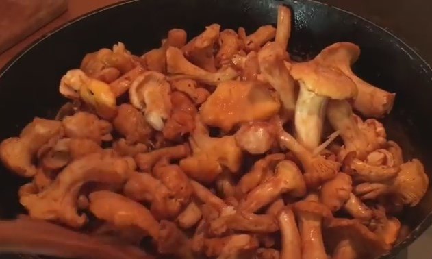 1. Этап. Жареные грибы лисички с чесноком в сливочном масле: 4. Грибы резать не нужно, так как ни еще ужарятся. Добавьте их к луку, перемешайте.