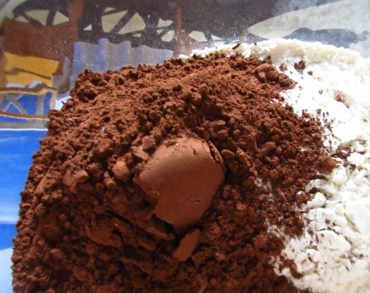 1. Этап. Большой торт: 1. Для начала нужно приготовить шоколадный корж: смешиваем какао с мукой, ванильным сахаром, солью по вкусу и разрыхлителем.