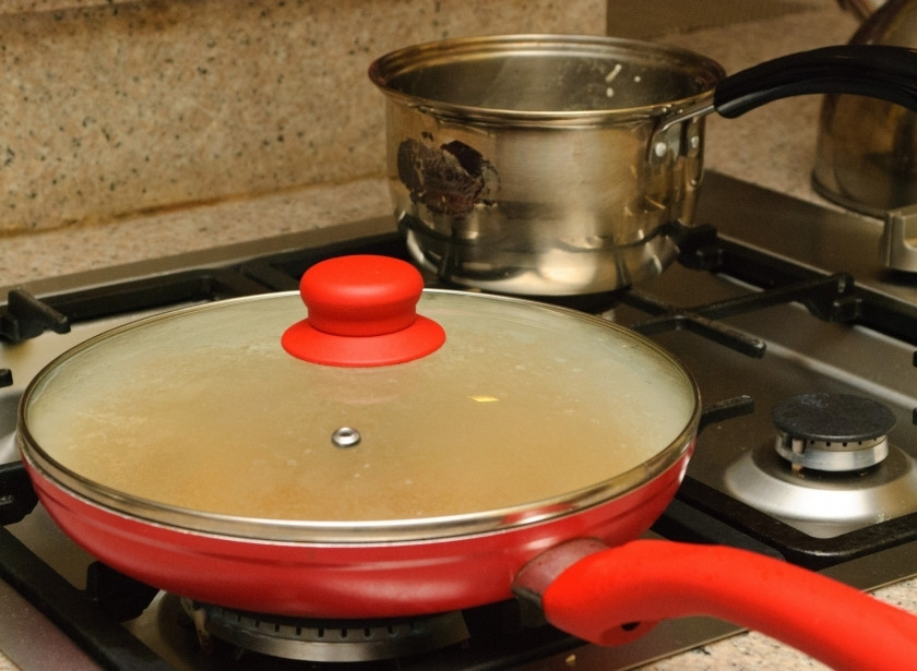 1. Этап. Ризотто вегетарианское: Затем налейте вина, накройте риззото вегетарианское крышкой и тушите пять минут.