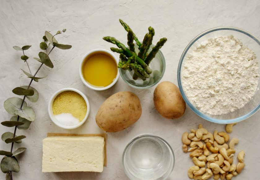 1. Этап. Веганский киш: Для начала подготовьте все ингредиенты. За 30-40 минут поставьте стакан воды в морозильную камеру. Если у вас недостаточно мощный блендер, то обязательно замочите кешью в воде на пару часов.