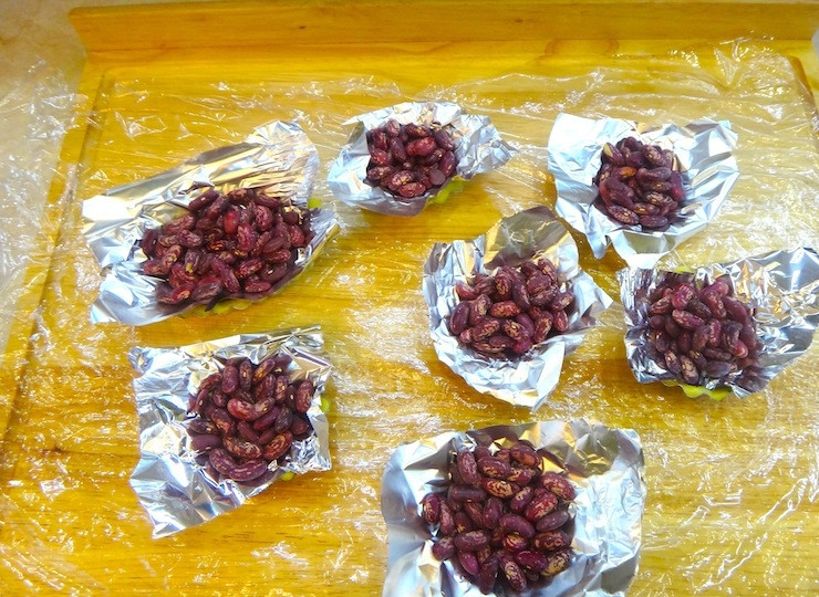 1. Этап. Тарталетки с фруктами в желе: Духовку разогрели до 180 градусов. В формочки положите поверх теста фасоль или бобы, чтобы тесто не расплылось во время выпечки. Отправляем на 15 минут в духовку.