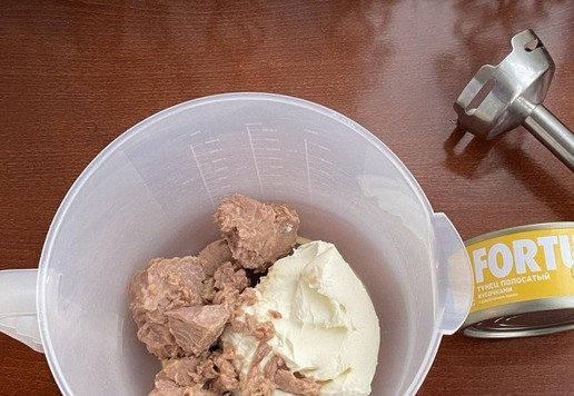 1. Этап. Закусочное печенье Рождество: Смешайте с помощью блендера, в однородную массу, сливочный сыр и половину банки тунца ТМ 