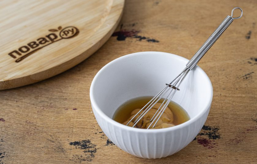 1. Этап. Соус горчичный (рецепт для салата): Смешайте в небольшой емкости горчицу и сироп топинамбура.