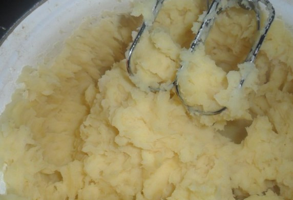 1. Этап. Пюре с зеленью: Толкучкой разомните, добавляя молоко и специи.